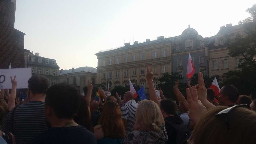 Kraków. Wielki protest na Rynku Głównym w obronie sądów