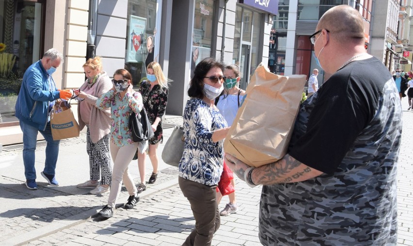 W centrum Inowrocławia wolontariusze rozdawali maseczki...