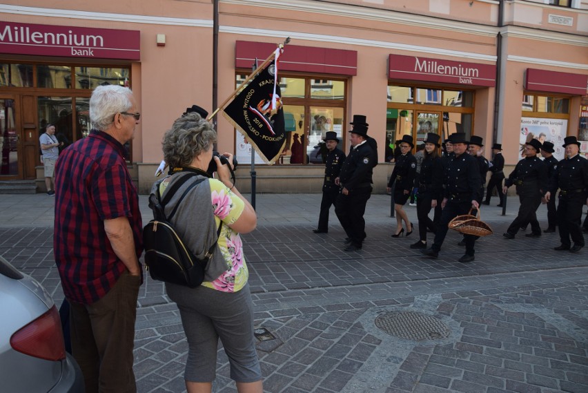 Kominiarze przeszli w paradzie przez Tarnów z racji swojego święta [ZDJĘCIA]