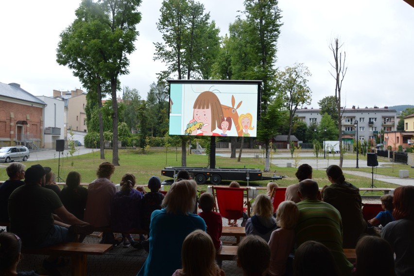 Grybów. Kino plenerowe z nie lada gratką dla kinomanów. Pojawił się Lech Dyblik 