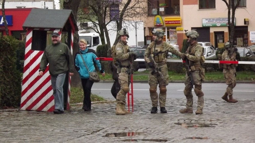 Święto Niepodległości w Oławie: Wojskowe miasteczko i szlaban pod Starostwem Powiatowym (ZDJĘCIA)