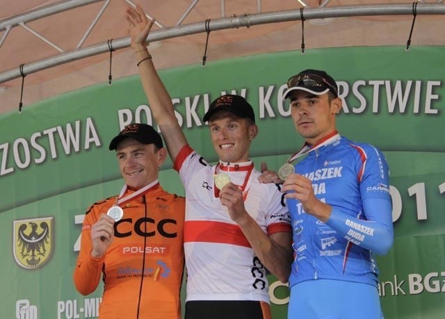 Pierwsza trójka mistrzostw Polski w jeździe indywidualnej na czas - Tomasz Marczyński (w środku), Łukasz Bodnar (w pomarańczowej koszulce) oraz Wojciech Ziółkowski.