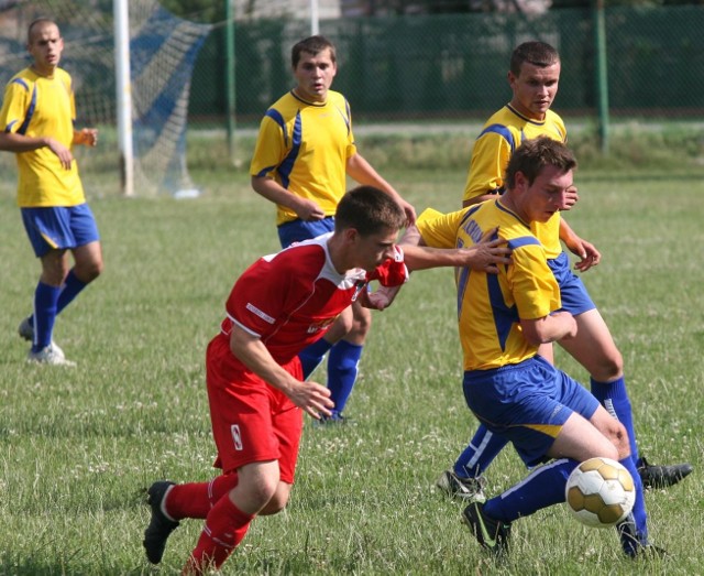 W tak wysokiej trawie na boisku w Pysznicy rozgrywali swój mecz piłkarze Bukowej Jastkowice i Korony Majdan Królewski (w żółtych koszulkach). 