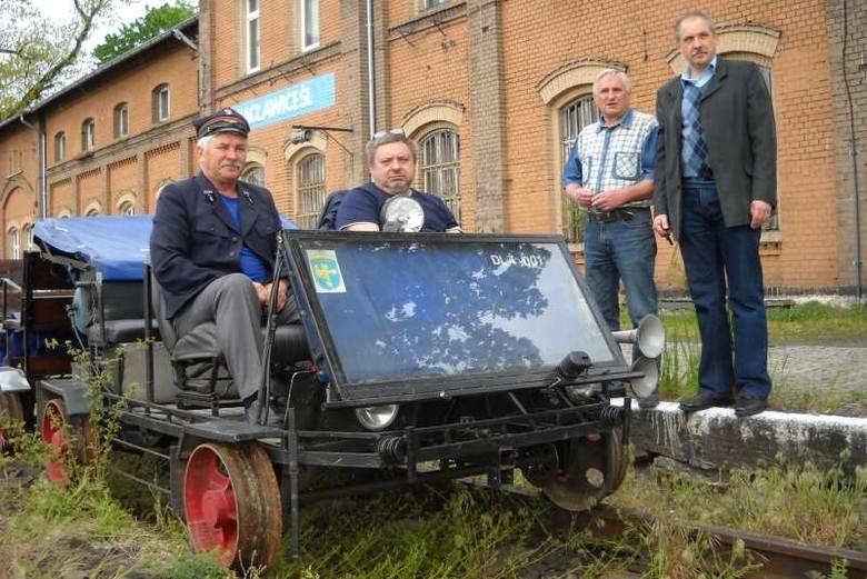 Na stacji w Racławicach, na peronie w stronę Głubczyc,...