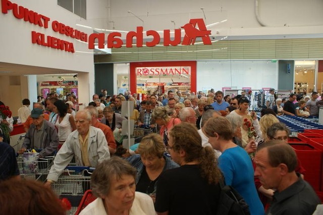 Real w Dąbrowie Górniczej przed kilkoma dniami zmienił szyld na Auchan. Promocje przyciągnęły tłumy