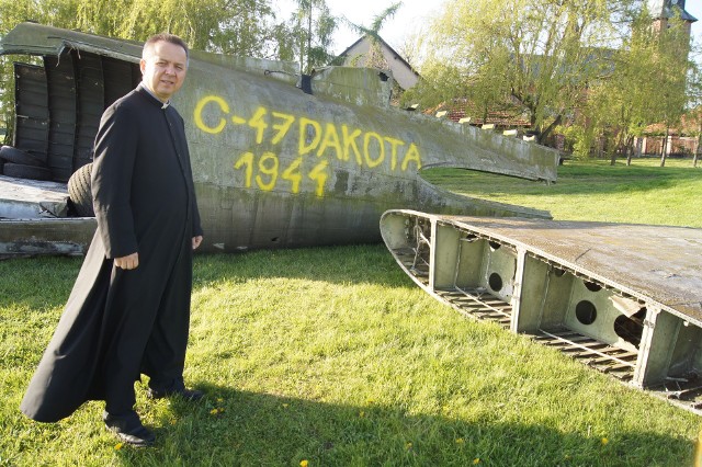 Ks. Zbigniew Szostak, kustosz sanktuarium w Zabawie, jest przekonany, że fragmenty maszyny stanowić będę żywy pomnik o akcji Trzeci Most