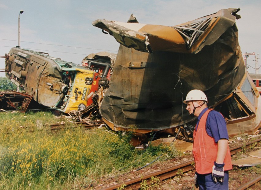 Elektrowóz i wagon pocztowy zostały zmiażdżone. Ten wypadek wstrząsnął regionem. Katastrofa kolejowa w Grajewie 17.07.1998.  (zdjęcia)