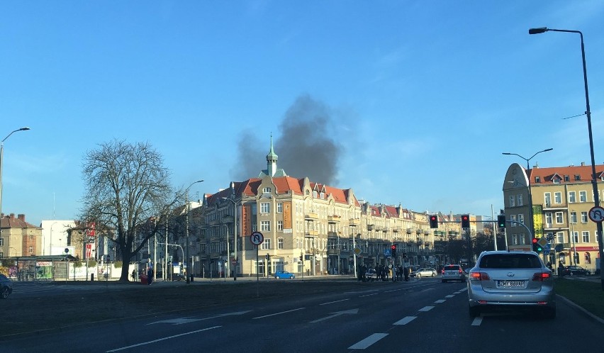 Pożar na Wojska Polskiego w Szczecinie. Samochód stanął w ogniu [ZDJĘCIA, WIDEO]