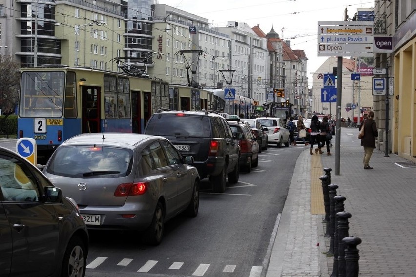 Wrocław: Zamieszanie na nowym przystanku wiedeńskim przy Piłsudskiego (ZDJĘCIA)