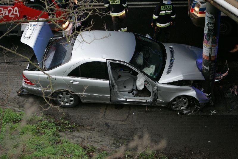 Mercedes uderzył w stalowy słup pod wiaduktem kolejowym na...