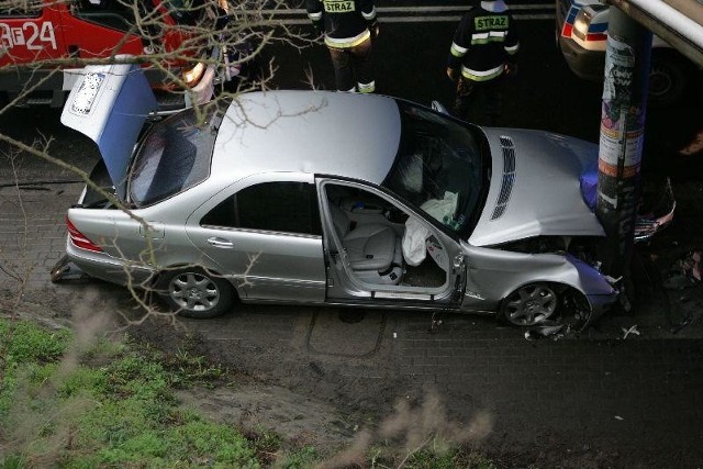 Mercedes uderzył w stalowy słup pod wiaduktem kolejowym na ul. Sportowej.