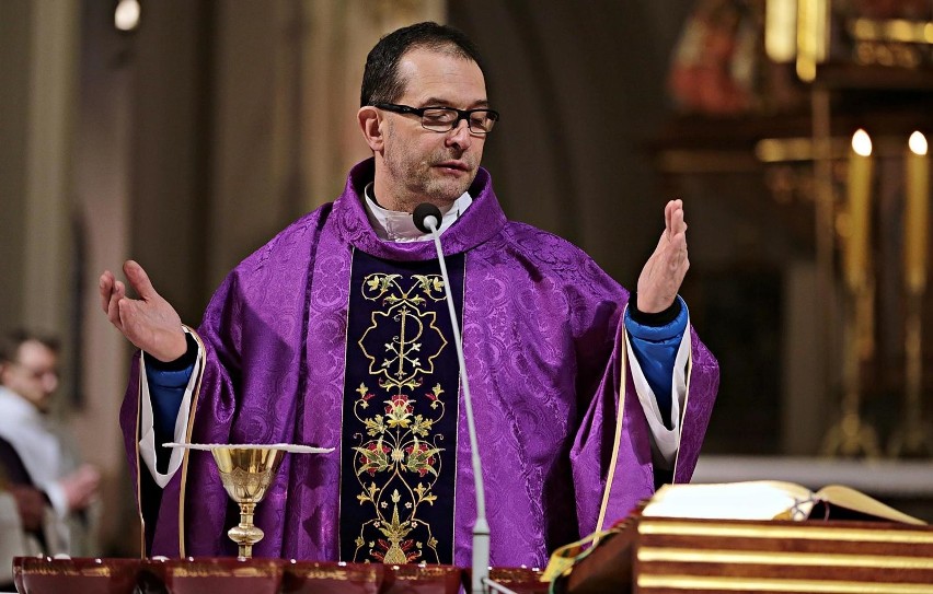 Ksiądz Jacek Stryczek, prezes stowarzyszenia "Wiosna", które...