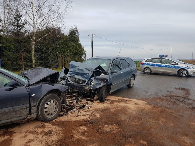 Ze wstępnych ustaleń policji wynika, że kierowca audi na łuku drogi stracił panowanie nad pojazdem i zjechał na przeciwległy pas ruchu. Mężczyzna zderzył się czołowo lancią.- Kierowca audi, 40-letni mieszkaniec pow. przeworskiego na łuku drogi stracił panowanie nad pojazdem i zjechał na przeciwległy pas ruchu. Mężczyzna zderzył się z 25-letnią mieszkanką pow. łańcuckiego, która kierowała lancią - mówi asp. szt. Justyna Urban z KPP w Przeworsku. Kierujący pojazdami trafili z obrażeniami ciała do szpitala, byli trzeźwi. Policjanci ustalają dokładne okoliczności tego zdarzenia.FLESZ: Wypadki drogowe - pierwsza pomoc 