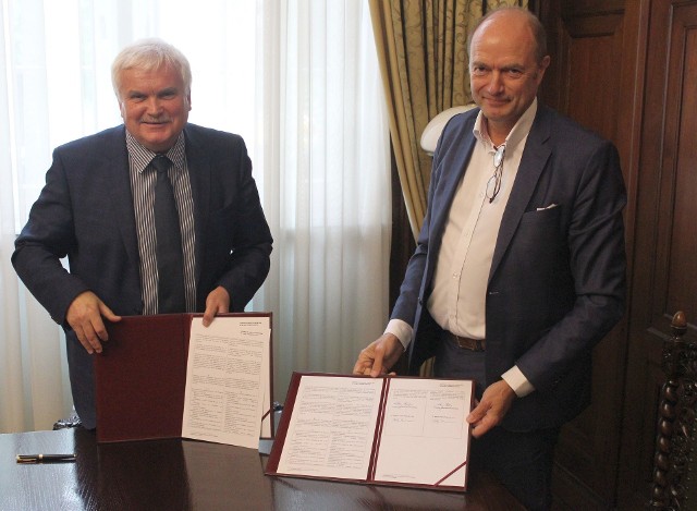 Zakres podpisanej w środę, 9 lipca, umowy pozwoli stronom, dzięki wykorzystaniu doświadczeń, wiedzy pracowników oraz potencjału, zarówno Politechniki Wrocławskiej jak i firmy Volvo, na realizację różnorodnych projektów otwierających perspektywy rozwoju i podnoszenia konkurencyjności.