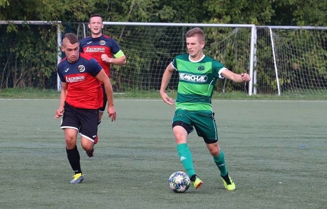 Pierwszą bramkę dla Centrum we wtorkowym meczu z Iłżanką strzelił Igor Tworek (w zielonej koszulce).