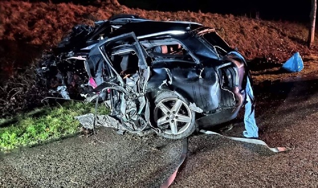 Do śmiertelnego wypadku doszło w piątek, 6 marca, około godziny. 22. Kierowca osobowego audi z niewyjaśnionych przyczyn zjechał z drogi i uderzył w drzewo. Z samochodu niewiele zostało. Na miejscu interweniowały służby ratunkowe.- W wypadku zginął mężczyzna. Audi, którym podróżował, uderzyło w drzewo. Czynności z udziałem policji, straży oraz pogotowia trwały do późnych godzin nocnych - wyjaśnia Tomasz Bartos, oficer prasowy KPP w Strzelcach Krajeńskich. Utrudnienia na odcinku Słowin - Starczewo, gdzie doszło do wypadku wyniosły kilka godzin. Mężczyzna, który siedział za kierownicą audi miał 26 lat.Zobacz konieczie: Jak postępować, kiedy jesteśmy świadkami lub uczestnikami wypadku drogowego