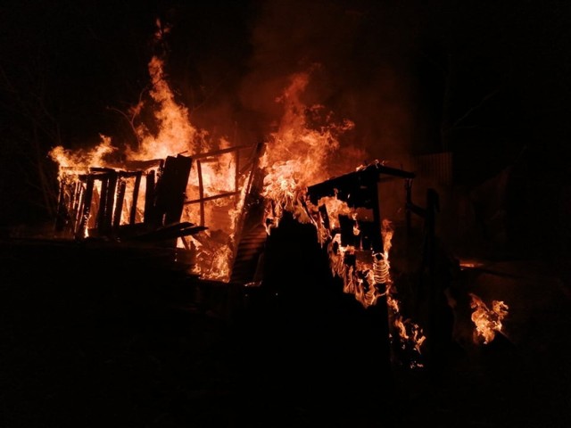 W nocy z czwartku na piątek 10-11 lutego doszło do czwartego w ostatnich dniach pożaru w miejscowości Gizałki-Las w powiecie pleszewskim. Trzeci raz z rzędu strażacy interweniowali na tej samej posesji.Czytaj dalej i zobacz zdjęcia --->