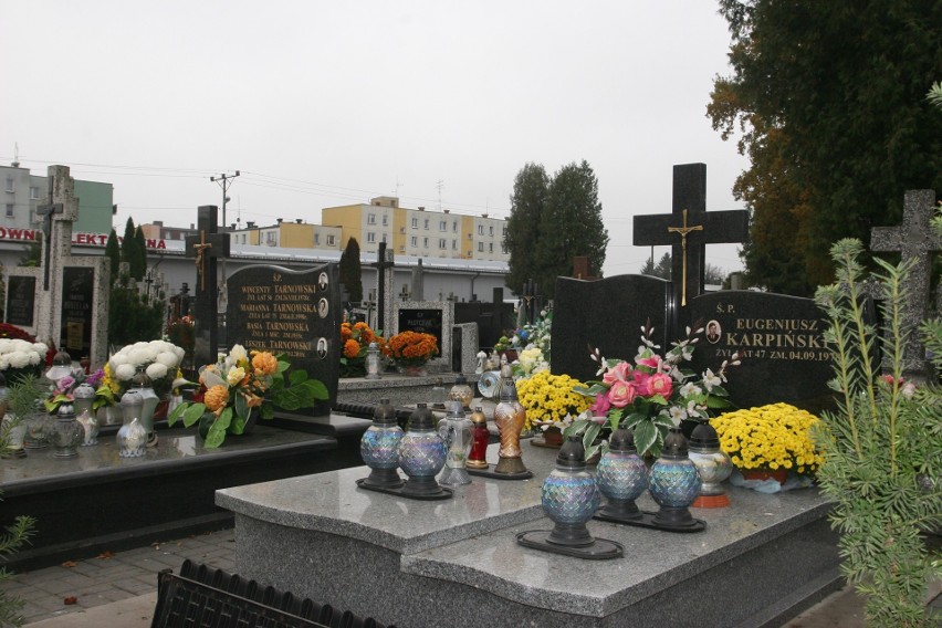 Cmentarz w Ostrowi Mazowieckiej w Dzień Zaduszny 2020
