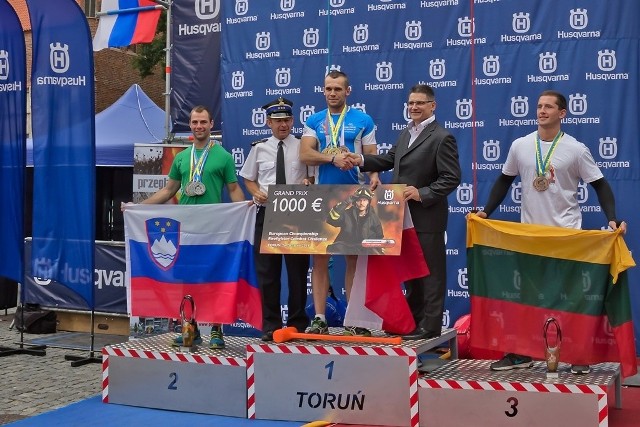 VI Mistrzostwa Strażaków TFA & FCC Husqvarna Poland 2014, Toruń. Mistrz Europy FCC Krzysztof Krawczyk ze Szczecina (na pierwszym miejscu podium)