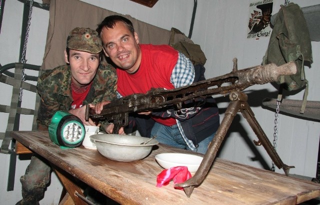 - To oryginalny karabin z czasów drugiej wojny, ale strzelać z niego nie można. Stoi na ławie, którą sami zrobiliśmy - mówią Marcin Mazurkiewicz i Robert Cwener, którzy przez pół roku rekonstruowali bunkier w Boryszynie.