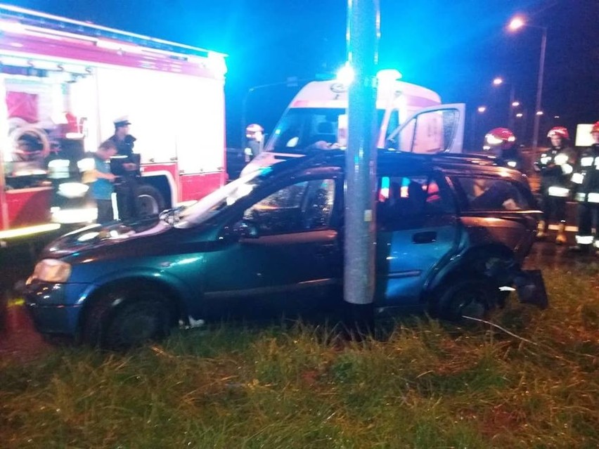 Wypadek w Olkuszu. Na śliskiej drodze zderzyły się dwa samochody, cztery osoby ranne [ZDJĘCIA]