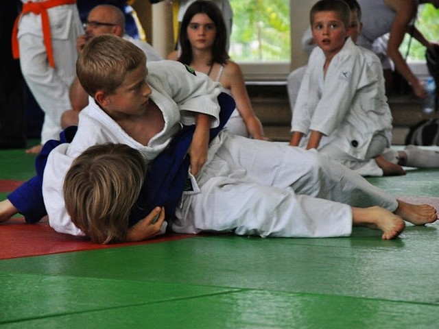 Młodzi judocy UKJ Millenium Rzeszów podczas turnieju w Jaśle pokazali się z dobrej strony.