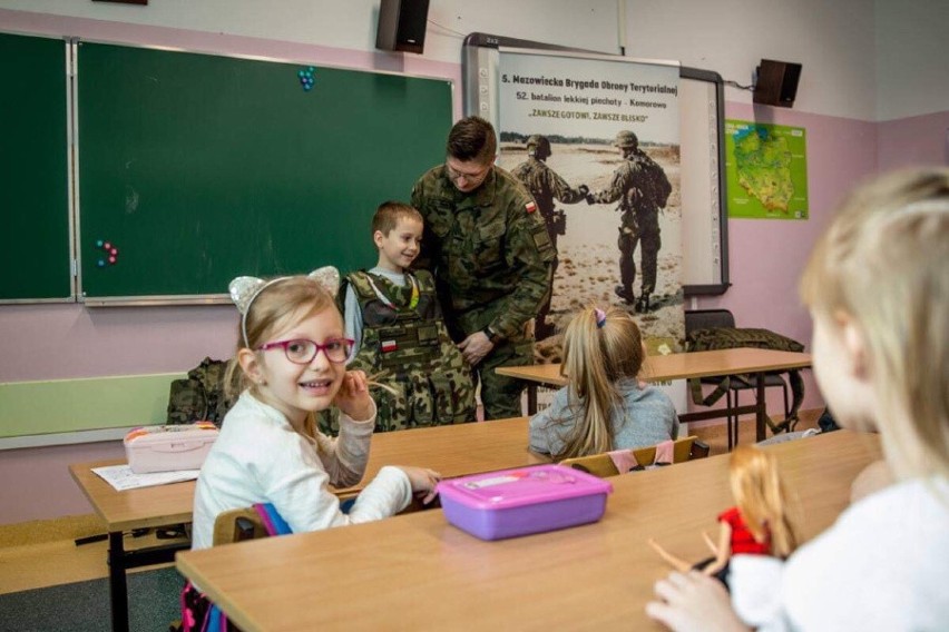 Wojsko z wizytą w Szkole Podstawowej nr 10 w Ostrołęce. Żołnierze przyjechali z Komorowa [ZDJĘCIA]