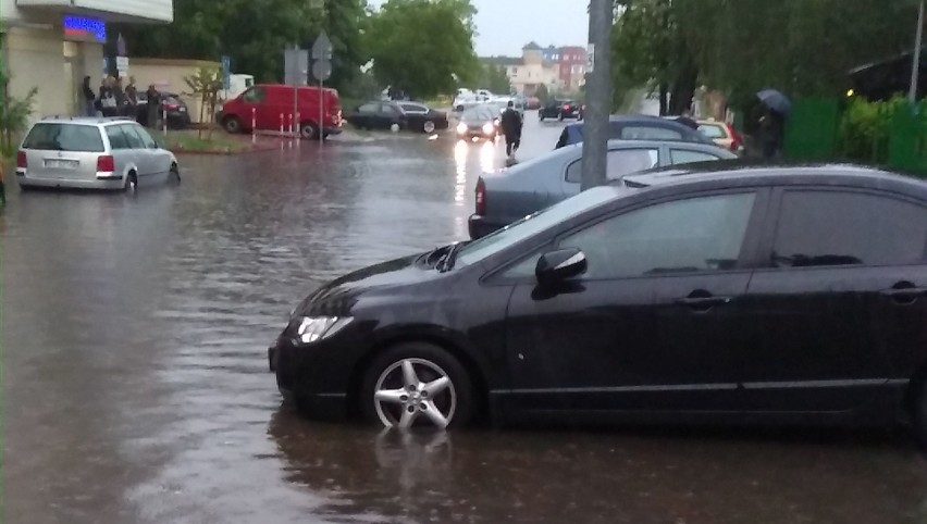 Samochody zaparkowane przy ulicy Zachodniej, a także te...