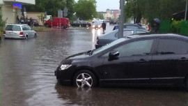 Ulica Zachodnia w Białymstoku zalana po burzy 28.05.2019