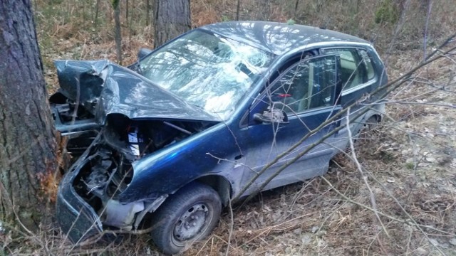 Kierowca zostawił rozbity samochód i uciekł. Kto prowadził? Dlaczego tak się zachował? Wyjaśnia policja