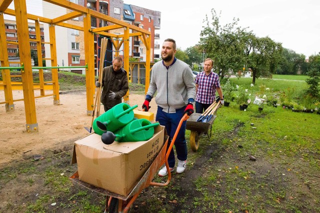 Do akcji wysadzania podwórka włączyło się także Stowarzyszenie Kreatywne Podlasie i Fundacja M.I.A.S.T.O. Białystok