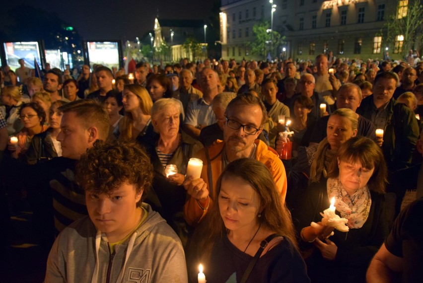 Kolejny "Łańcuch światła" w Lublinie. Protestowało około tysiąca osób [ZDJĘCIA]