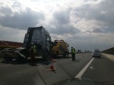 Autostrada A2: Wypadek dwóch ciężarówek. Jedna osoba ranna. Doszło do wycieku paliwa. Tworzą się długie korki [ZDJĘCIA]