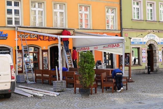 Pierwsze ogródki restauracyjne już wyłaniają się na rynku we Wrocławiu. Ile ich będzie w tym roku i jakie ceny zapłacą restauratorzy?
