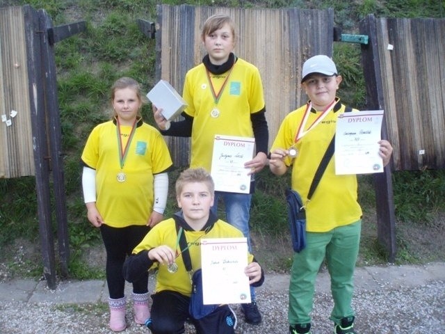 Zawodnicy ULKS Włoszczowice, którzy wywalczyli medale podczas zawodów "Złoty Liść Jesieni&#8221; rozgrywanych w Kielcach. 