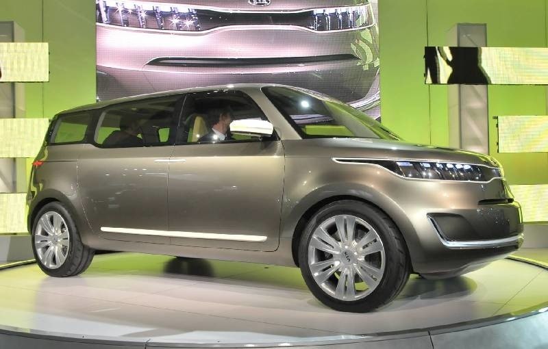 Minivan koreańskiego producenta kia KV7 to przykład będą...