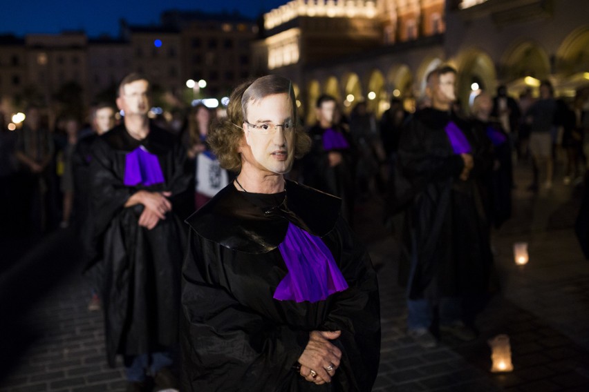 "Bierność to przyzwolenie". Kolejny protest KOD w Krakowie [ZDJĘCIA, WIDEO]