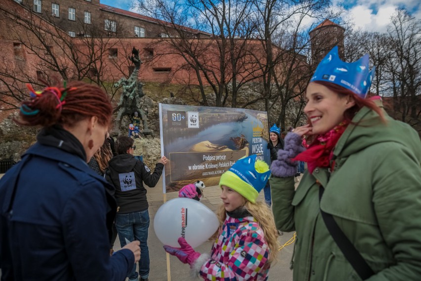 Koronowali rzekę Wisłę i zaprotestowali [ZDJĘCIA]