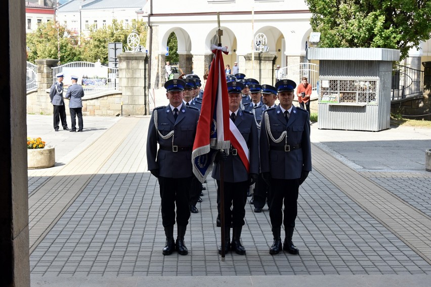 Policjanci świętowali na  gorlickim Rynku. Wręczono awanse i podziękowano za ciężką służbę [ZDJECIA]