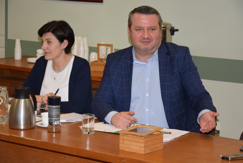 Ostrołęka. Prezydent Łukasz Kulik tłumaczy się ze współpracy ze skazanym za oszustwo Markiem T. [ZDJĘCIA]