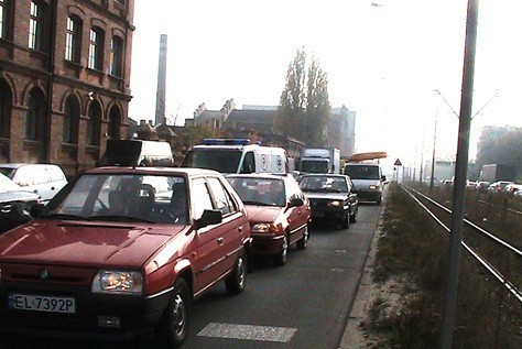 Gigantyczny korek na ul. Kopcińskiego ciągnie się od ul. Narutowicza aż po al. Piłsudskiego.