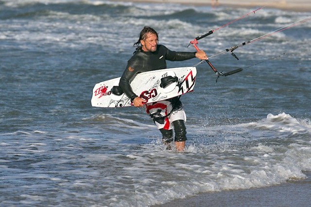 Kitesurfing na plazy zachodniej w Ustce. (Fot. Lukasz Capar)