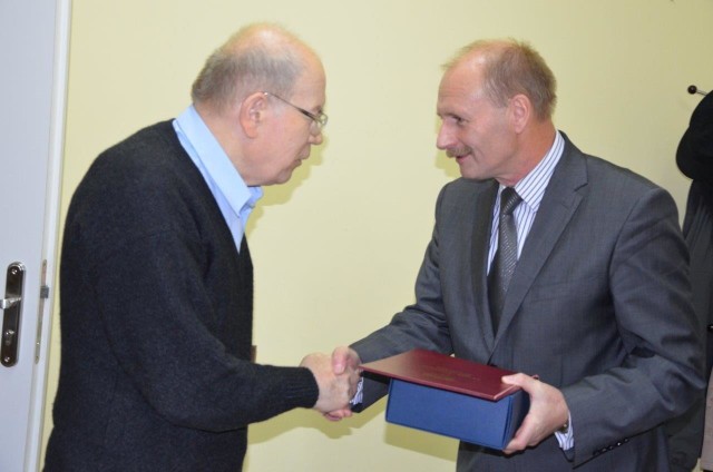 Sławomir Stanik, wójt gminy Kowala (z prawej)  dziękując Stanisławowi Zielińskiemu za trud poświęcony w opracowanie książki wręczył mu statuetkę "Zasłużony dla Gminy Kowala".