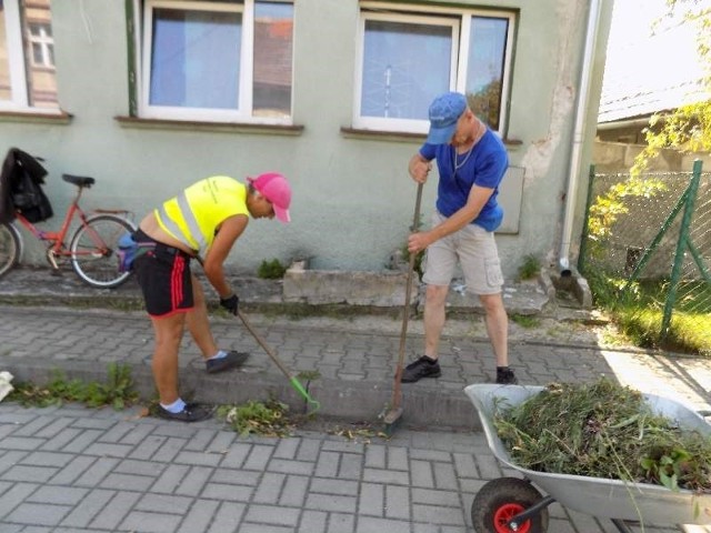 Mieszkańcy Małomic dbają o swoją gminę i zarabiają. 756 zł miesięcznie za 6 godzin pracyAgnieszka Buchholz i Krzysztof Adamiec przy pracy.