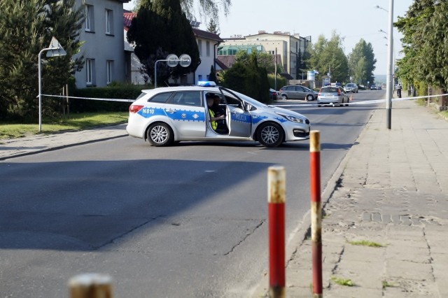 W środę (22 maja) około godziny 17. doszło do poważnego wypadku na ul. Leszczyńskiego w Słupsku. Kierowca samochodu potrącił chłopca. Dziecko w bardzo poważnym stanie trafiło do słupskiego szpitala.- Z wstępnych ustaleń wynika, że kierowca jeppa wyprzedzał samochód, który zatrzymał się, by przepuścić przebiegającego przez jezdnię chłopca i wtedy doszło do potrącenia - mówi p.o. st. sierż. Monika Sadurska, rzeczniczka słupskiej komendy policji. - Na tę chwilę to wszystko co mogę powiedzieć.Na miejscu trwają czynności, sprawdzany jest stan trzeźwości kierowcy. 9-latek odwieziony został do słupskiego szpitala. Jak nam powiedzieli świadkowie w poważnym stanie.Rzecznik słupskiego szpitala Aleksandra Chacińska: - 9-latek jest badany na słupskim SOR-ze. Przechodzi pełną diagnostykę. Dziecko jest przytomne.