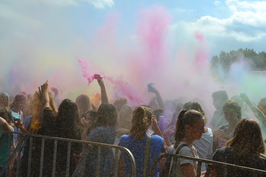 Festiwal kolorów w parku Lisiniec przyciągnął tłumy. To było...