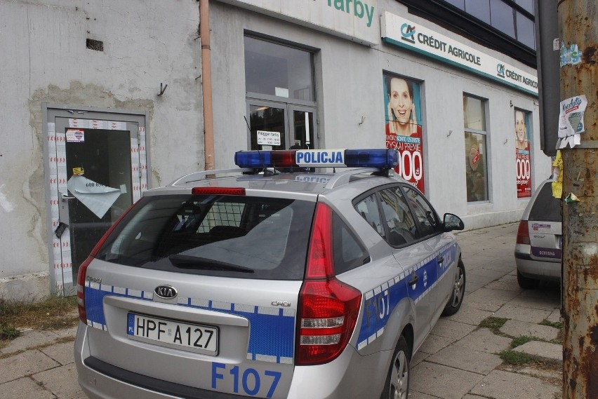 Napad na bank na Przybyszewskiego w Łodzi. Zagroził bronią i ukradł pieniądze [ZDJĘCIA+FILM]