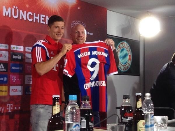 Robert Lewandowski zagra w Bayernie Monachium z numerem dziewięć na koszulce.