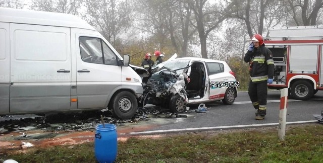 Dziś po godz. 13 na drodze krajowej nr 10, w miejscowości Mrozowo (gmina Sadki) doszło do tragedii. - Auto osobowe marki Hyundai I20 z nieustalonych przyczyn zjechało na przeciwny pas ruchu i zderzyło się z busem marki Mercedes - informuje sierżant sztabowa Justyna Andrzejewska, oficer prasowy KPP w Nakle. - Kierowca auta osobowego 68-letni mieszkaniec Bydgoszczy - poniósł śmierć na miejscu. Kierowca busa był trzeźwy.