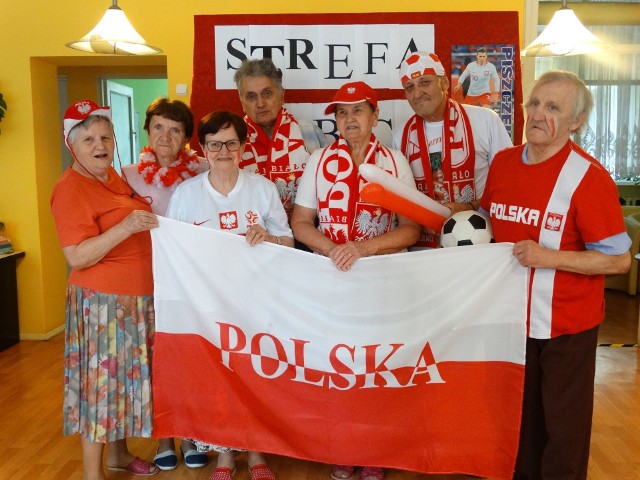 Trwa ostatnie odliczanie do inaugurującego meczu Polaków na mistrzostwach świata w piłce nożnej w Rosji. Wszędzie powstają strefy kibica, powstała również w Domu Dziennego Pobytu w Inowrocławiu. Oto zdjęcia, jakie otrzymaliśmy DDP Inowrocław.